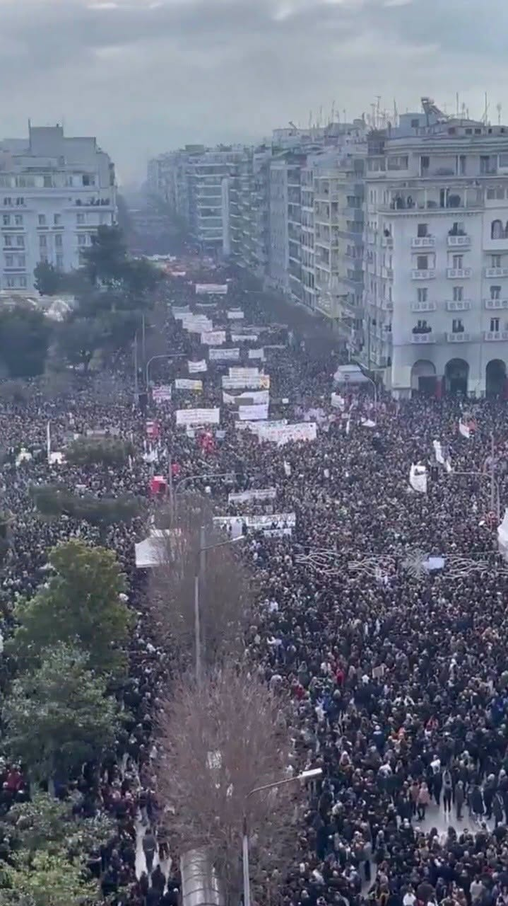 Πλήθος διαδηλωτών στην οδό Εγνατία στη Θεσσαλονίκη